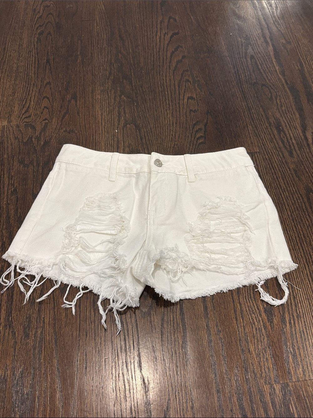 NWT Edikted Women’s White Distressed Cutoff Denim Shorts Size XS